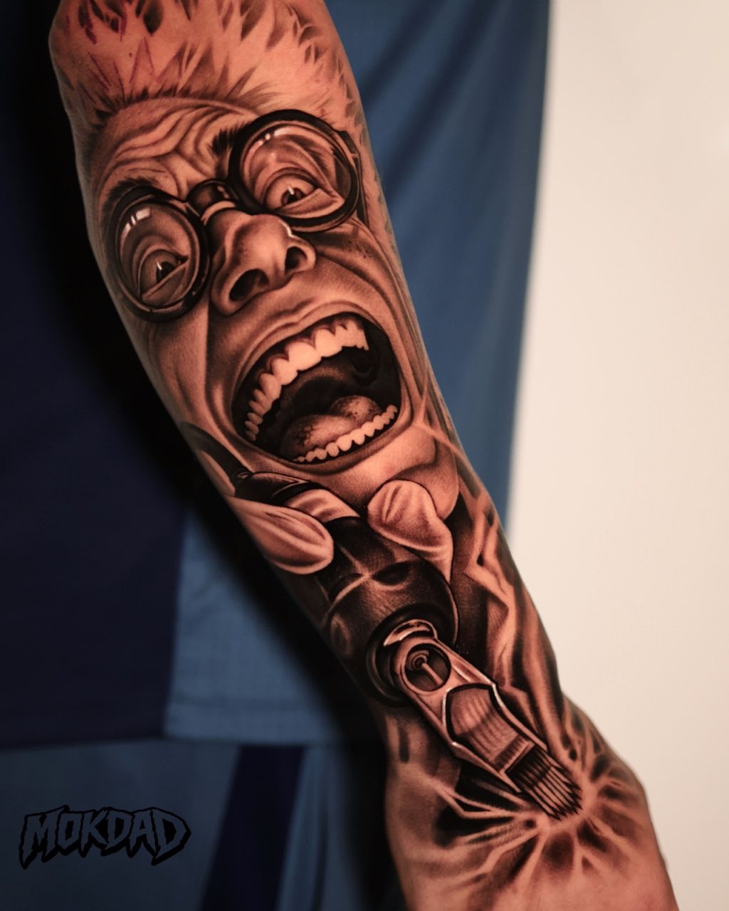 Onderarm-sleeve met lachend portret en fles, getatoeëerd door Haissam Mokdad