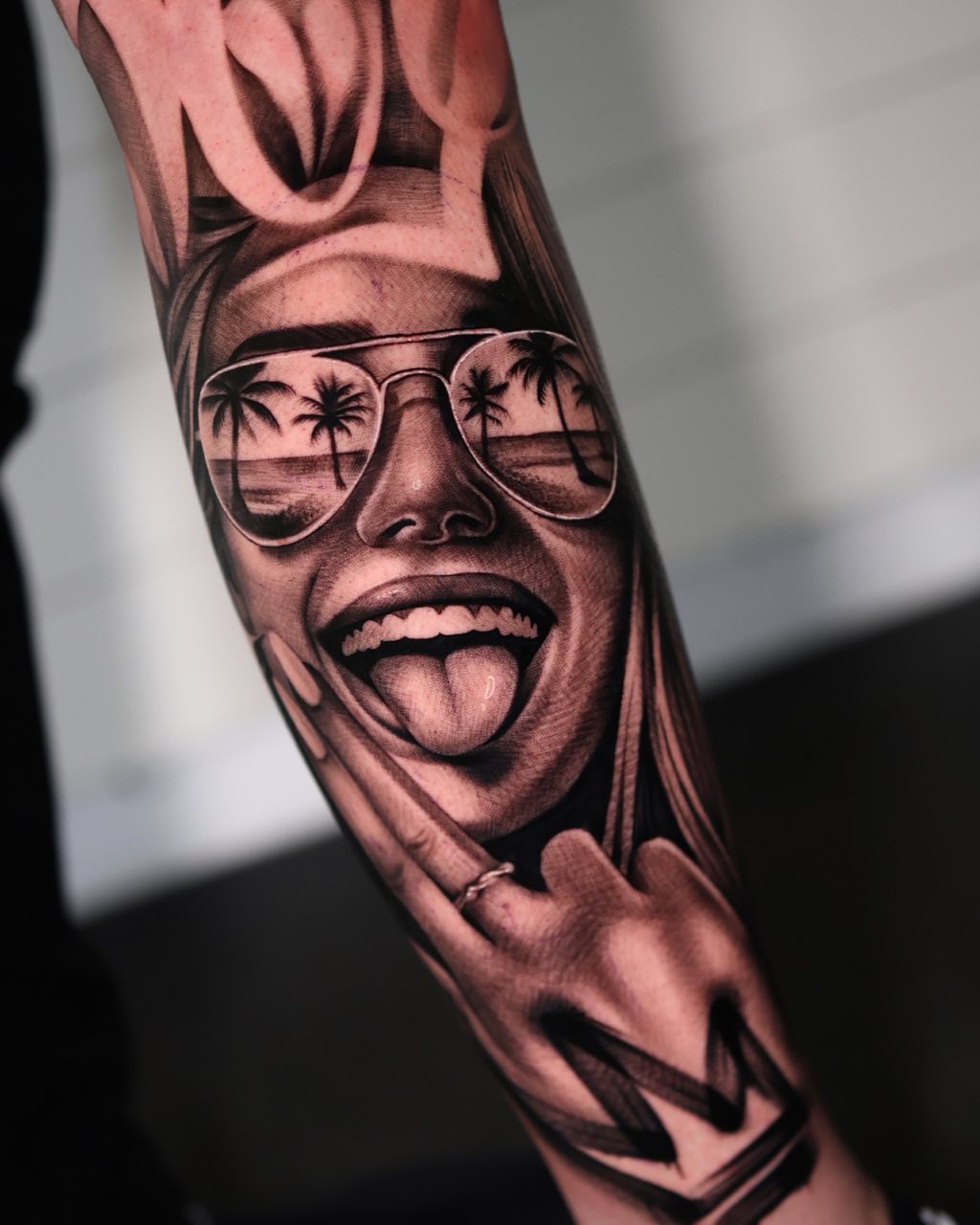 Sleeve met vrouwenportret met zonnebril, getatoeëerd door Haissam Mokdad