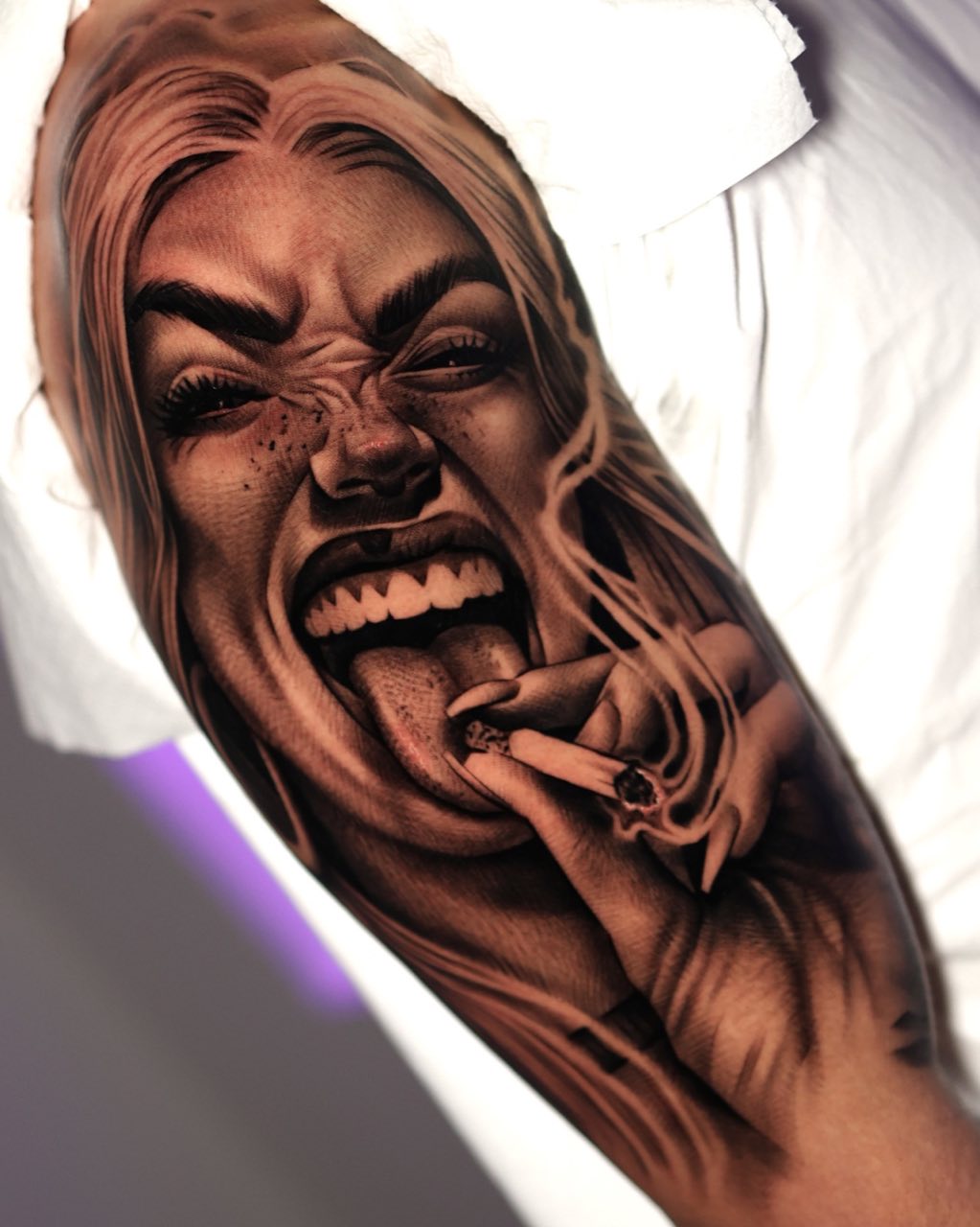 Bovenarm met vrouwenportret en sigaret, getatoeëerd door Haissam Mokdad