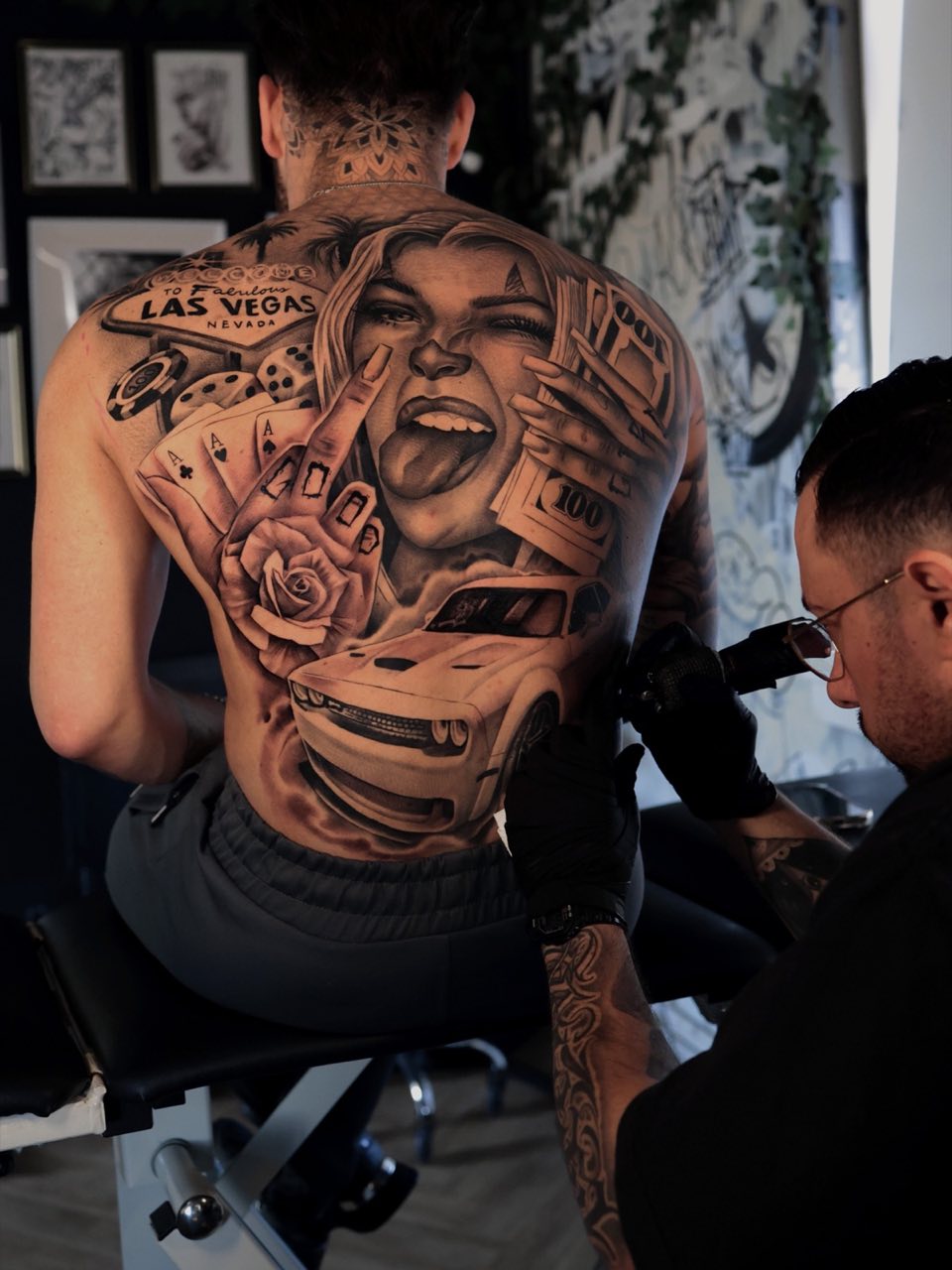 Rugstuk in wording met Las Vegas-thema, getatoeëerd door Haissam Mokdad