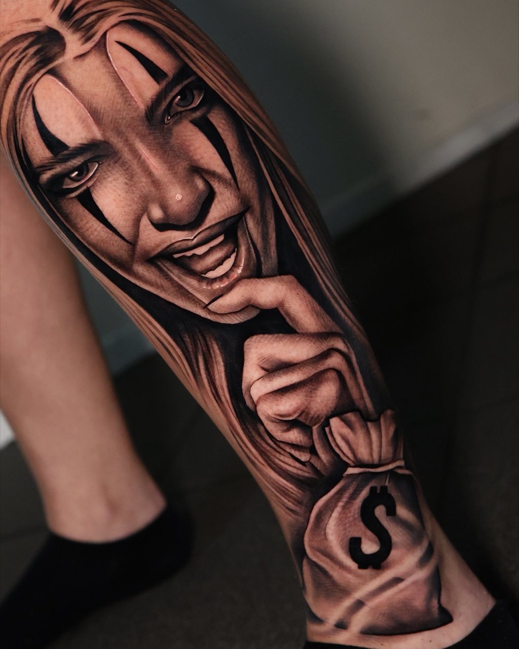 Sleeve met vrouwenportret en dollarbiljet, getatoeëerd door Haissam Mokdad