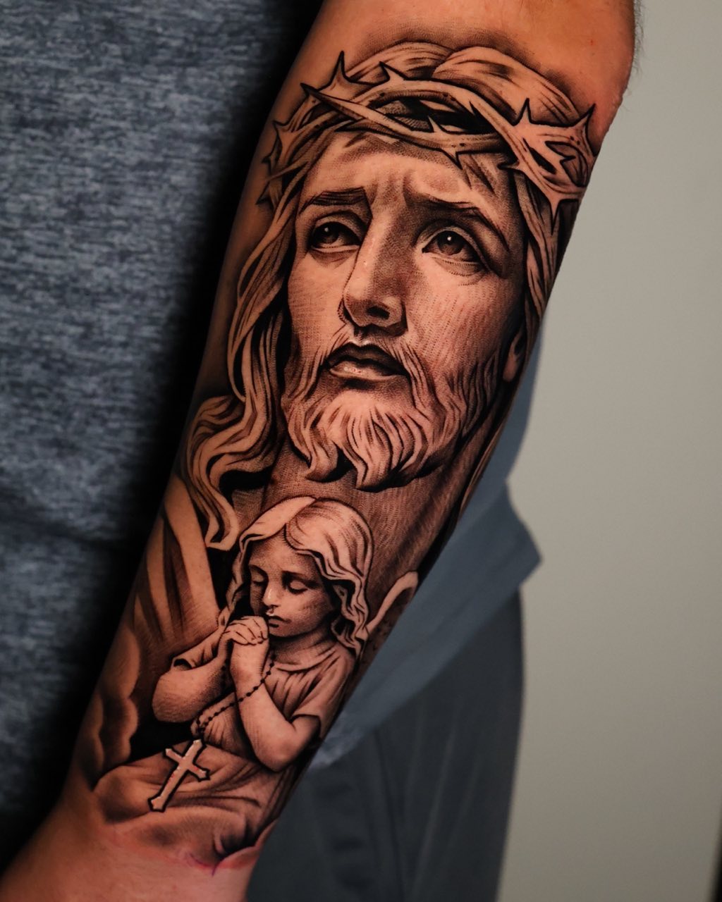 Sleeve met Christus met doornenkroon en biddende engel, getatoeëerd door Haissam Mokdad