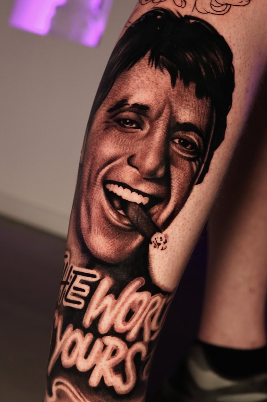 Bovenarm met filmportret in black and grey, getatoeëerd door Haissam Mokdad