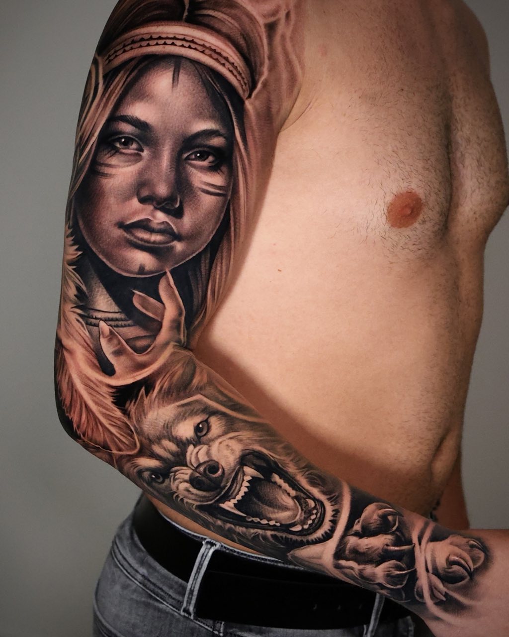 Zij- en armstuk met vrouwenportret met kap, getatoeëerd door Haissam Mokdad