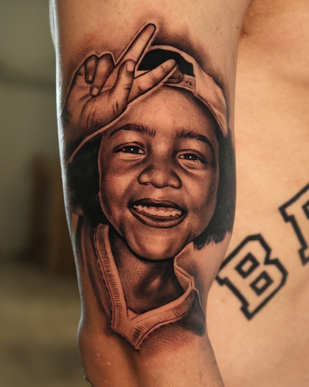 Borststuk met kinderportret, getatoeëerd door Haissam Mokdad