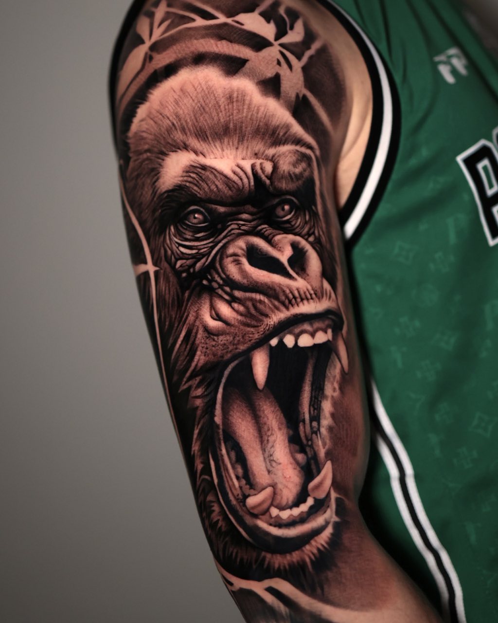 Bovenarm met brullende gorilla, getatoeëerd door Haissam Mokdad