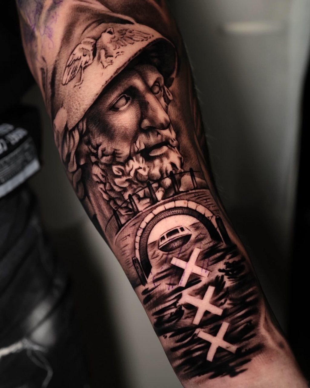 Sleeve met bebaard portret en Romeinse cijfers, getatoeëerd door Haissam Mokdad