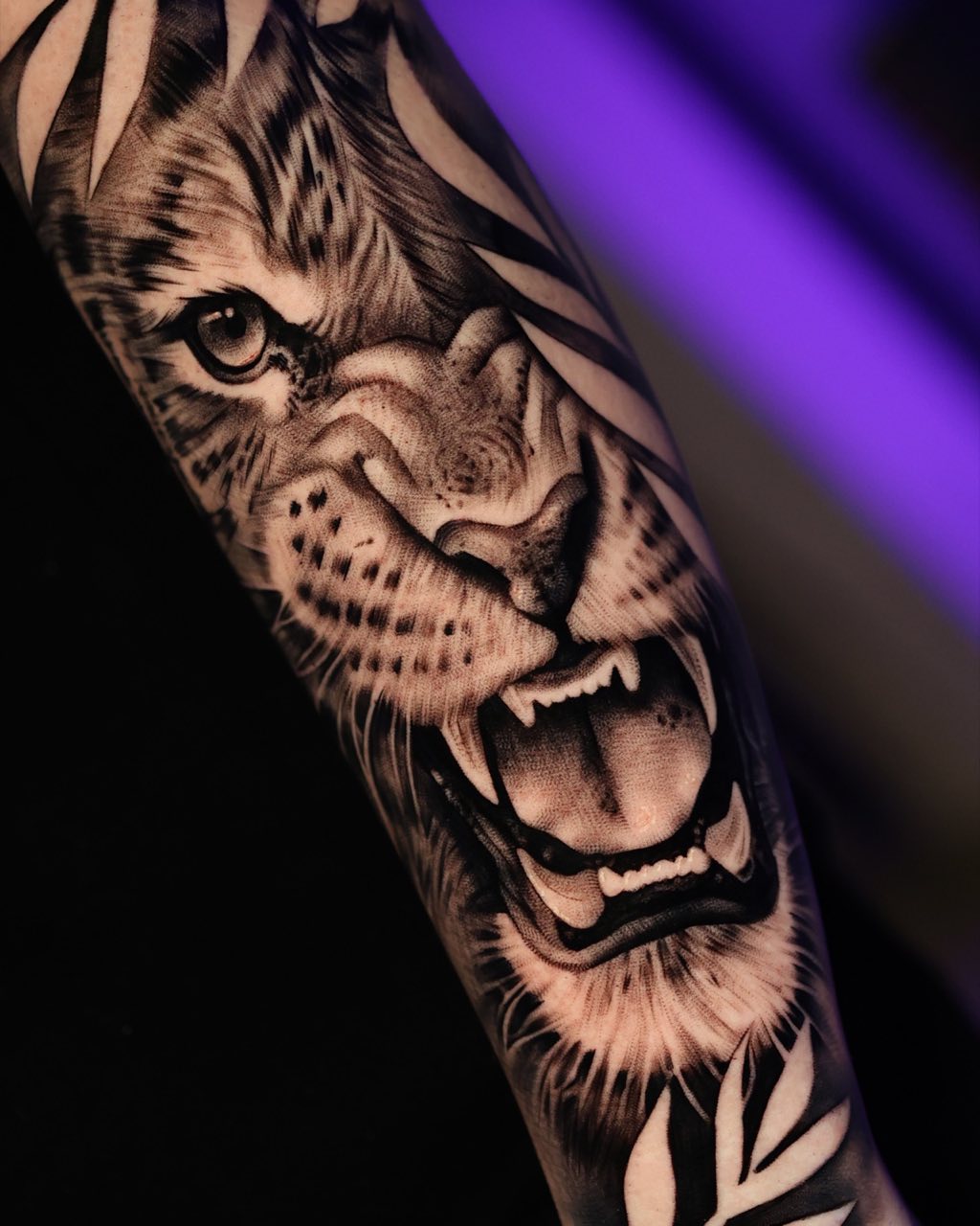 Sleeve met brullende leeuw, getatoeëerd door Haissam Mokdad