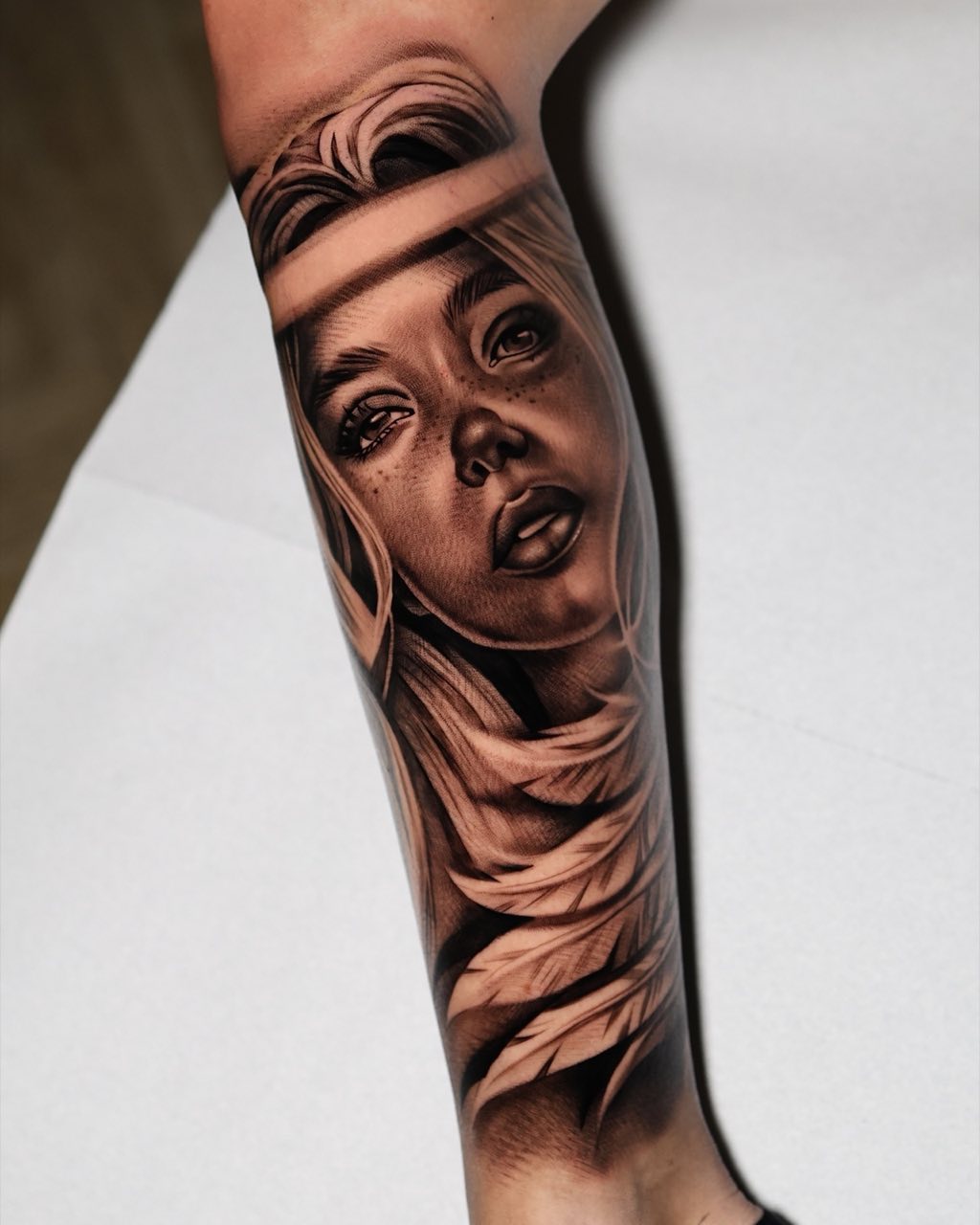 Sleeve met realistisch vrouwenportret, getatoeëerd door Haissam Mokdad