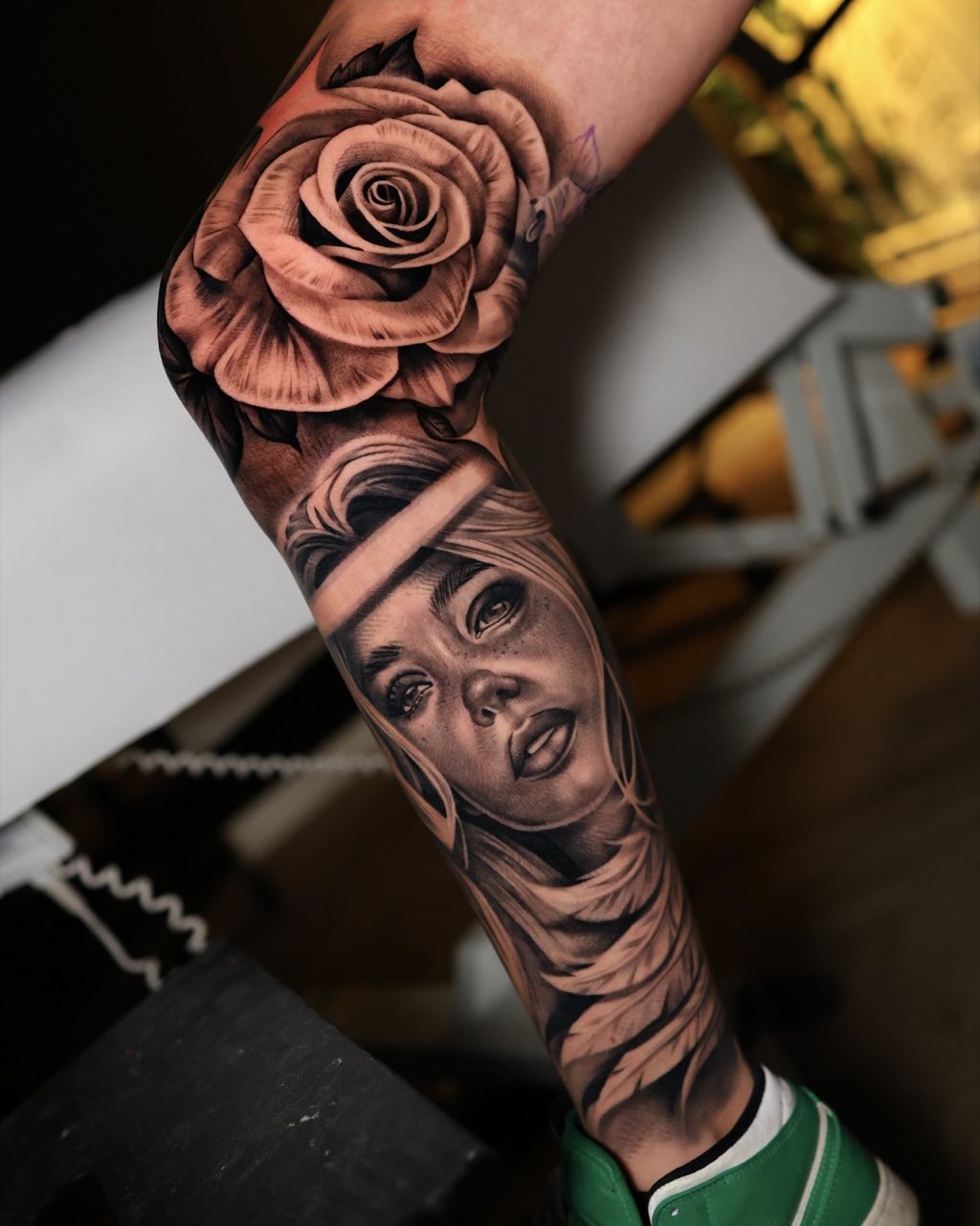 Sleeve met realistische roos en vrouwenportret, getatoeëerd door Haissam Mokdad