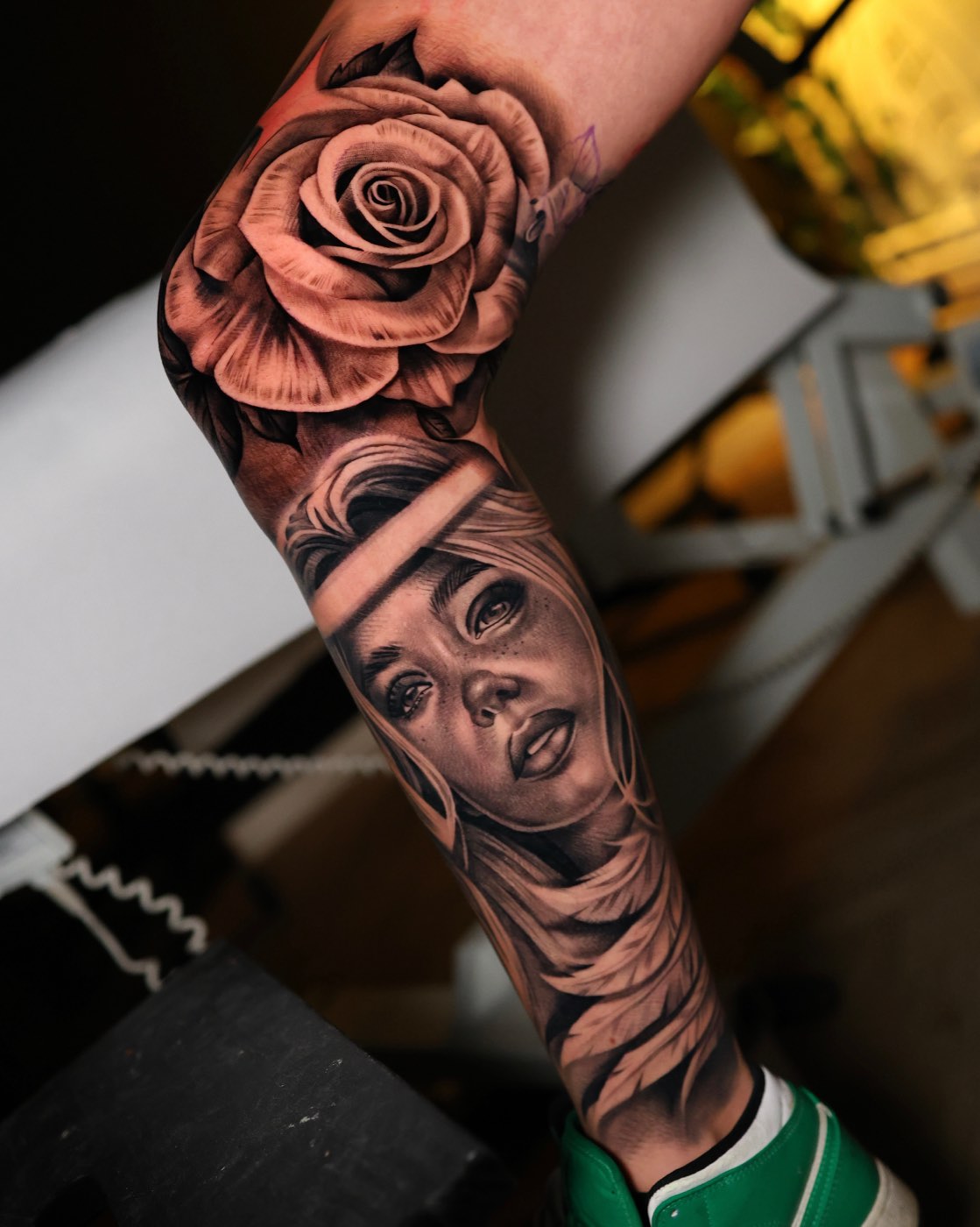 Sleeve met realistische roos en Chicano-portret