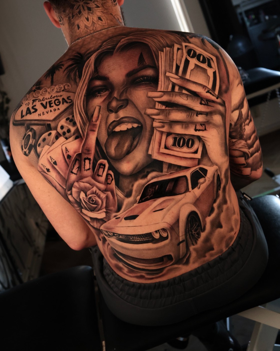 Chicano-inspired full back piece met Las Vegas, portret en muscle car