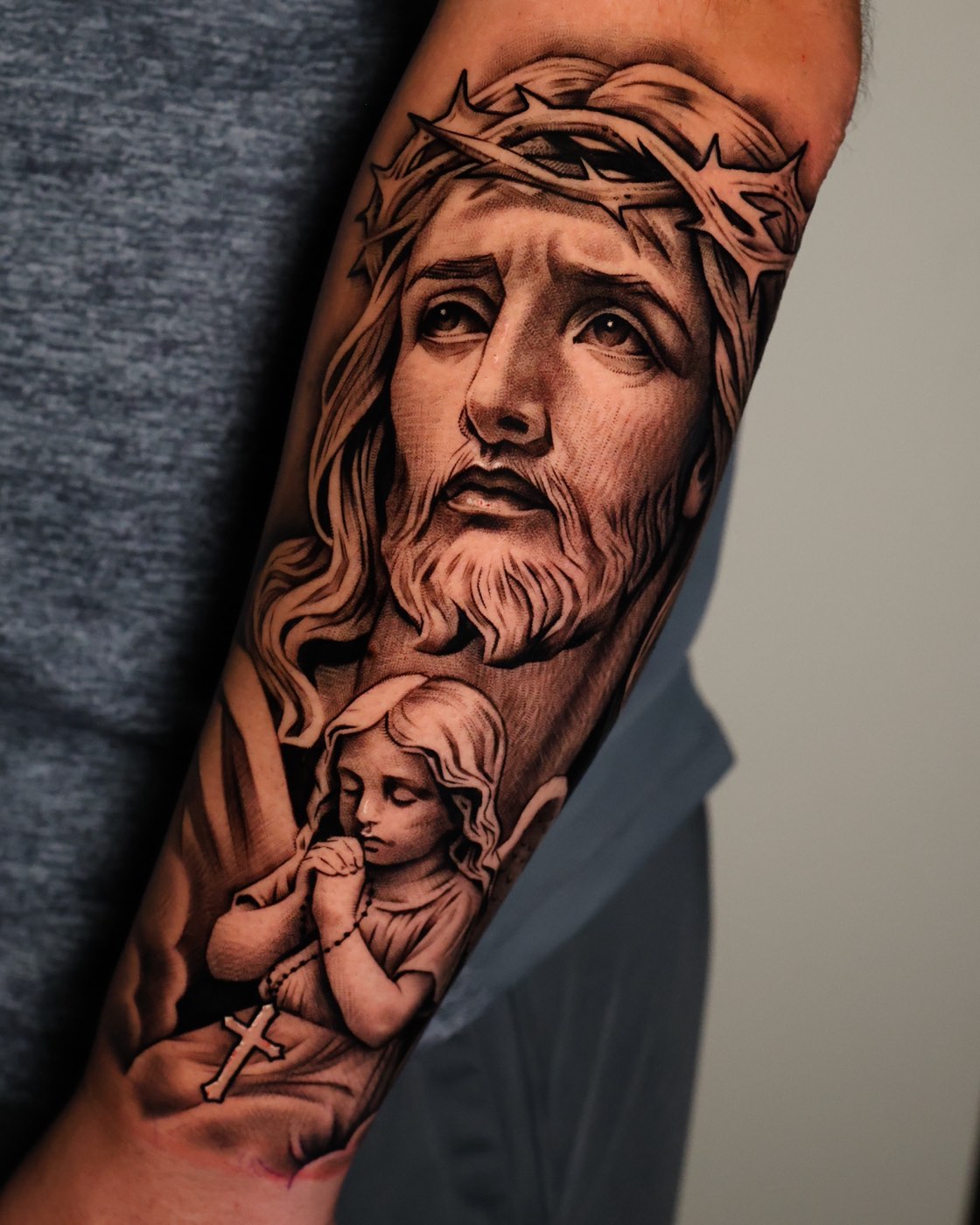 Religieuze sleeve met Christus met doornenkroon en biddende engel